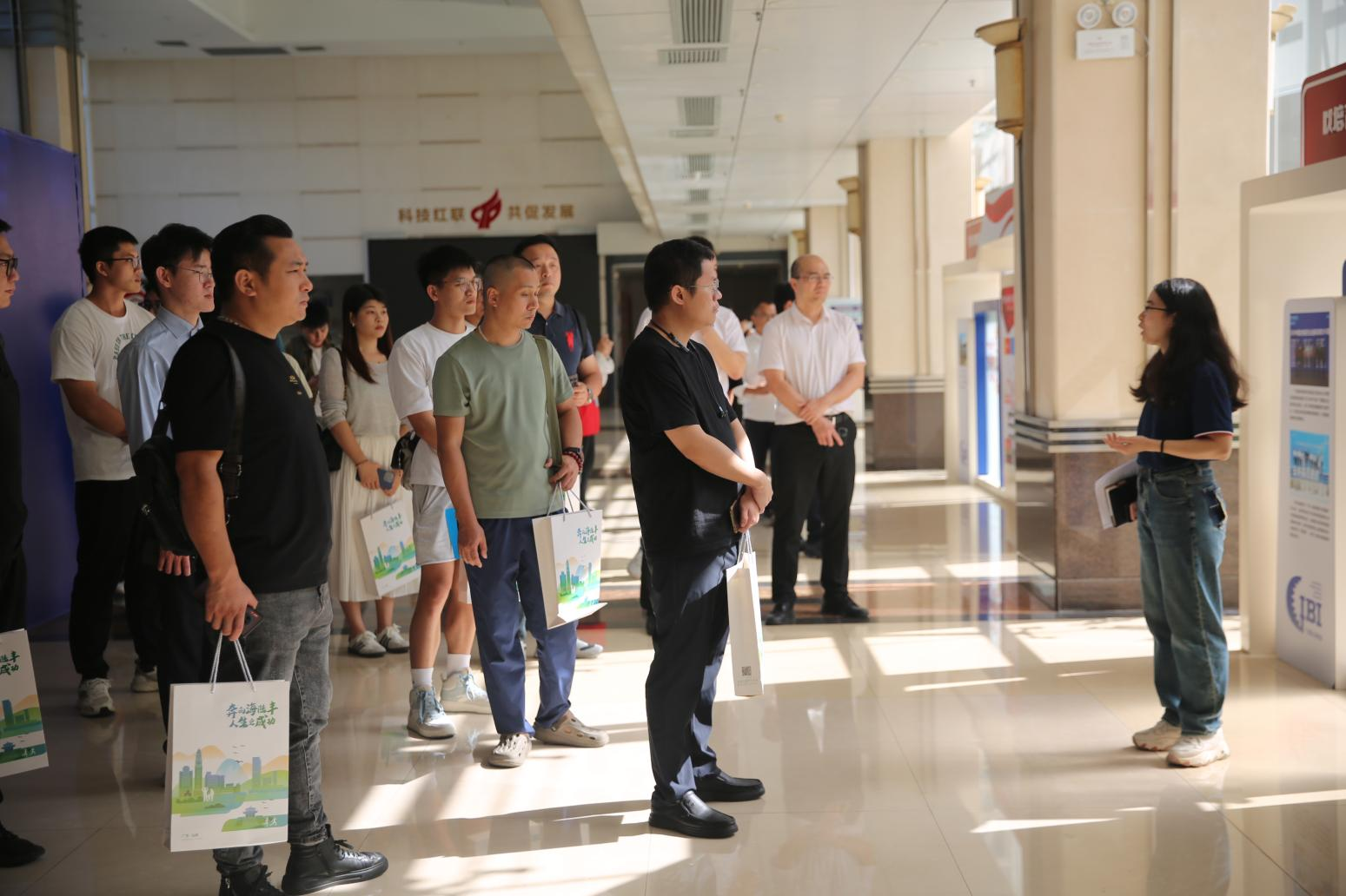 汕尾市電子信息企業(yè)高管赴廣州創(chuàng)新島、康冠科技交流學(xué)習(xí)(圖1)